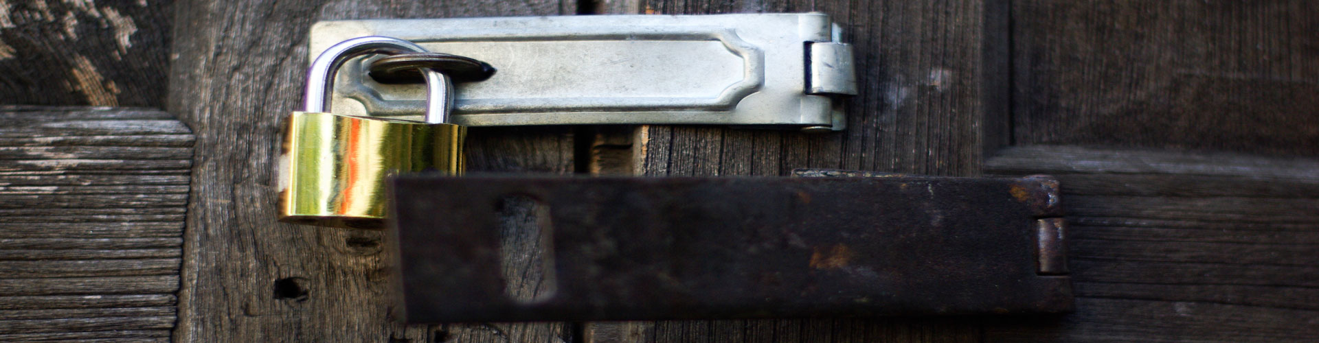 lock-key-on-vintage-wooden-door